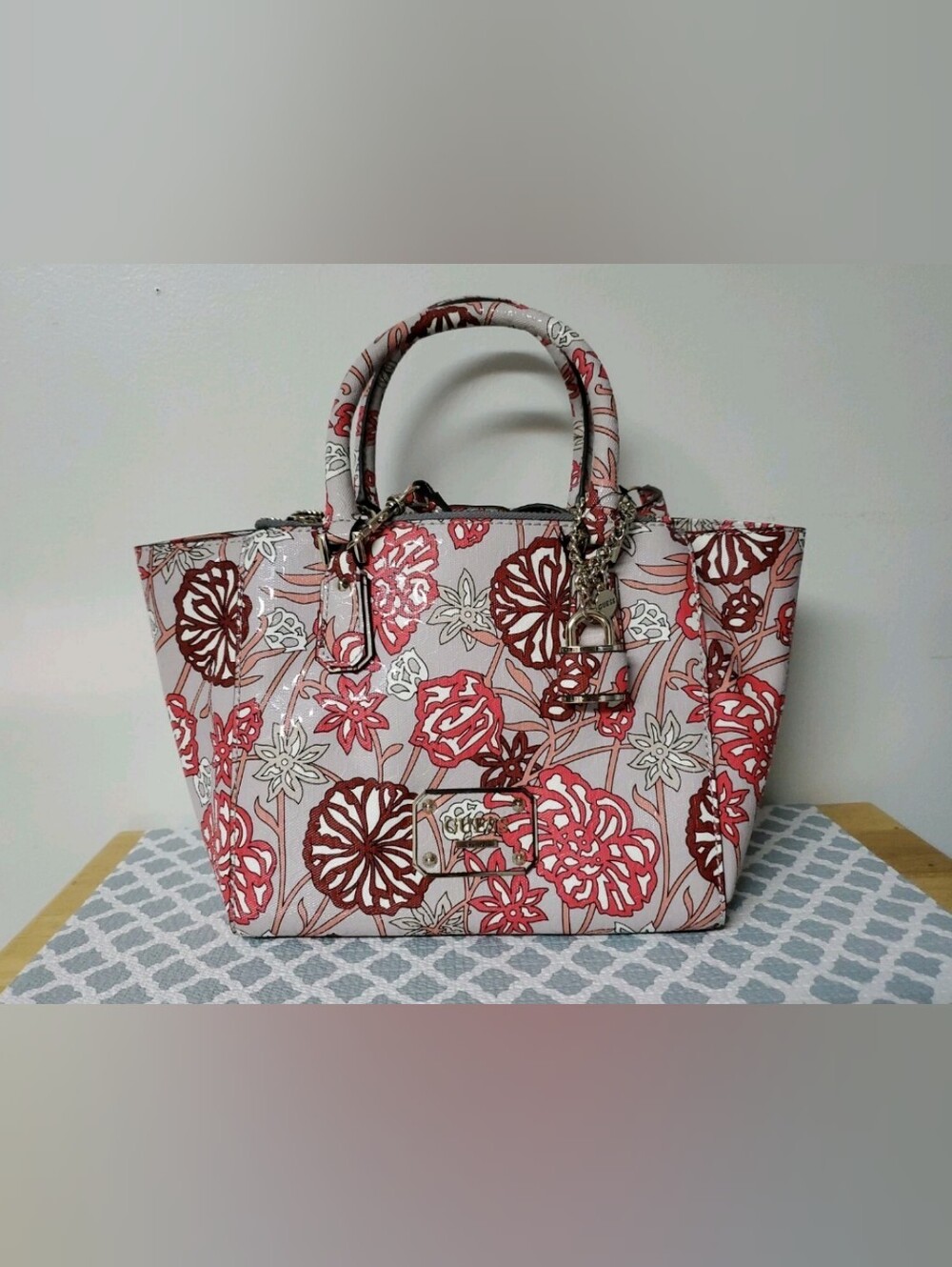 GUESS Crossbody Handbag Floral Print in Pink ROSE - New